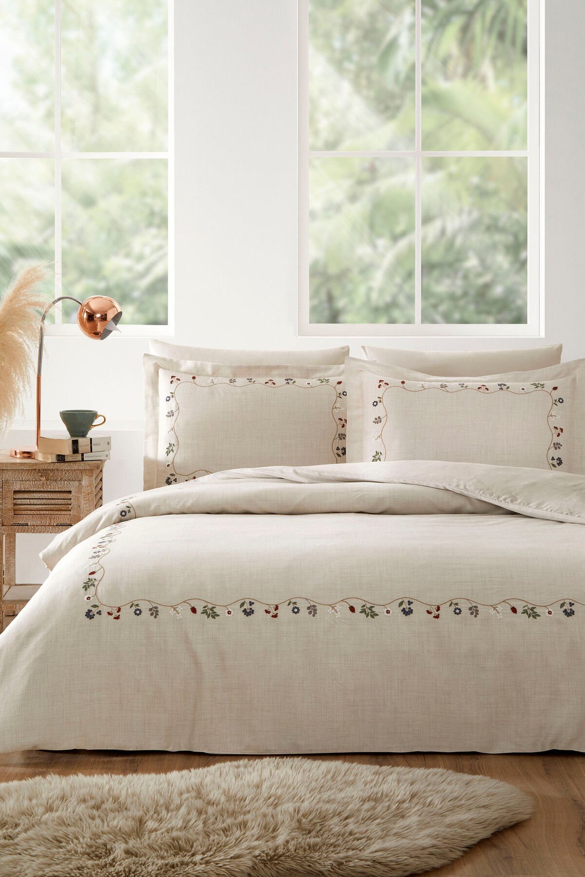 Liliana Çift Kişilik Nakışlı Saten Nevresim Takımı